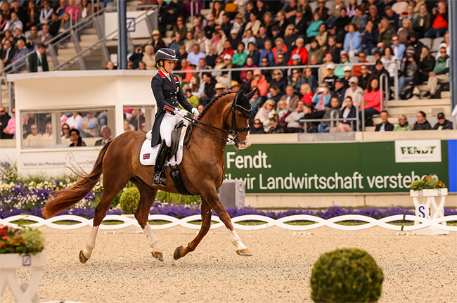 Charlotte Dujardin auf Imhotep